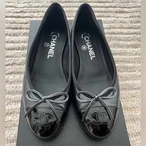 Chanel CC black ballet flats with patent cap toe 36.5